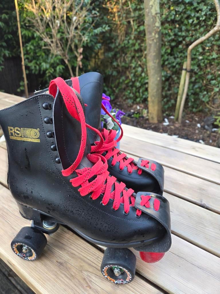 Zwarte skeelers maat 41 met rode veters, Sport en Fitness, Skeelers, Ophalen of Verzenden, Zo goed als nieuw