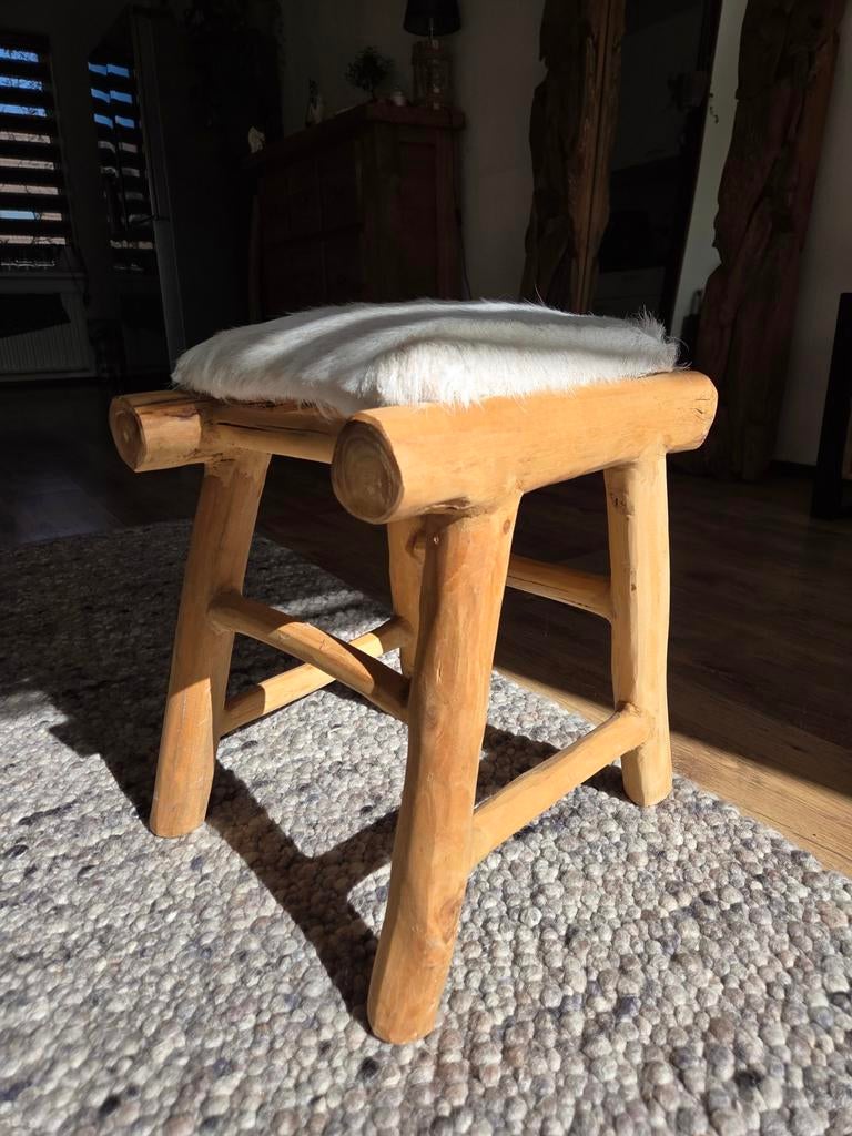Houten krukje met zachte zitting met geitenhuid.., Ophalen, Zo goed als nieuw, Hout