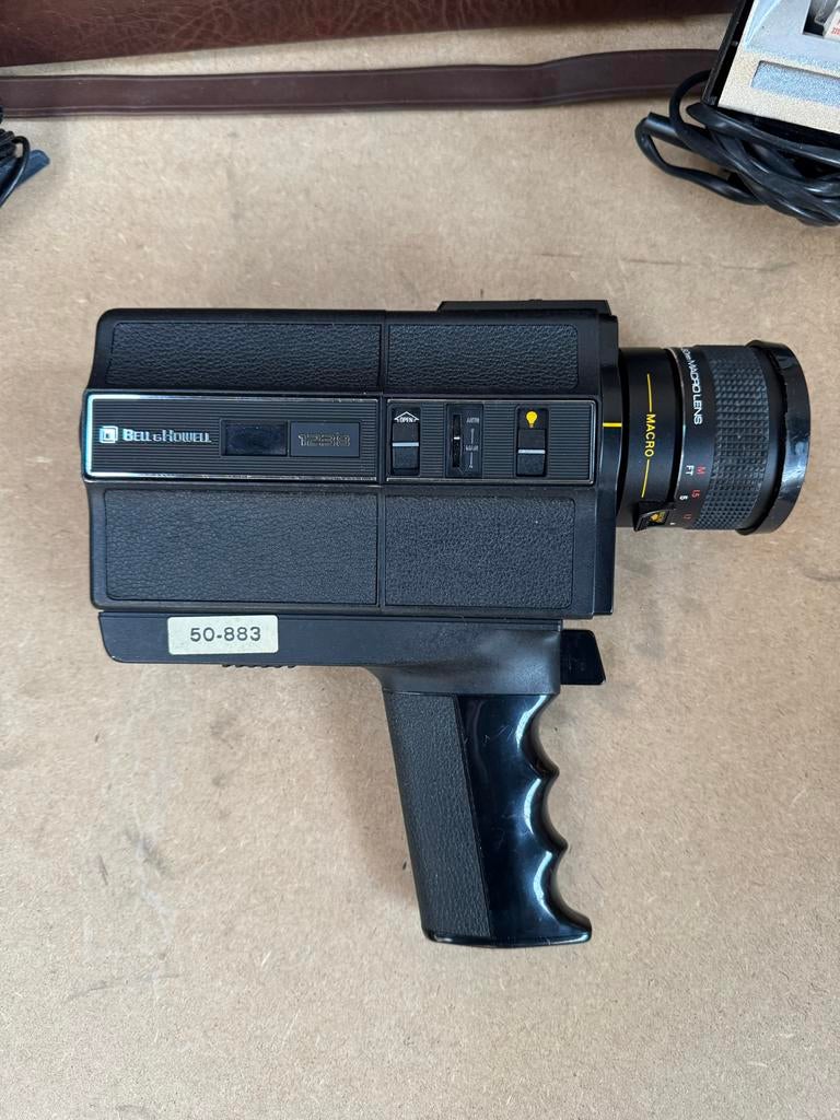 Bell & Howell filmcamera met lamp, microfoon en koffer, Ophalen of Verzenden, 8mm, Camera