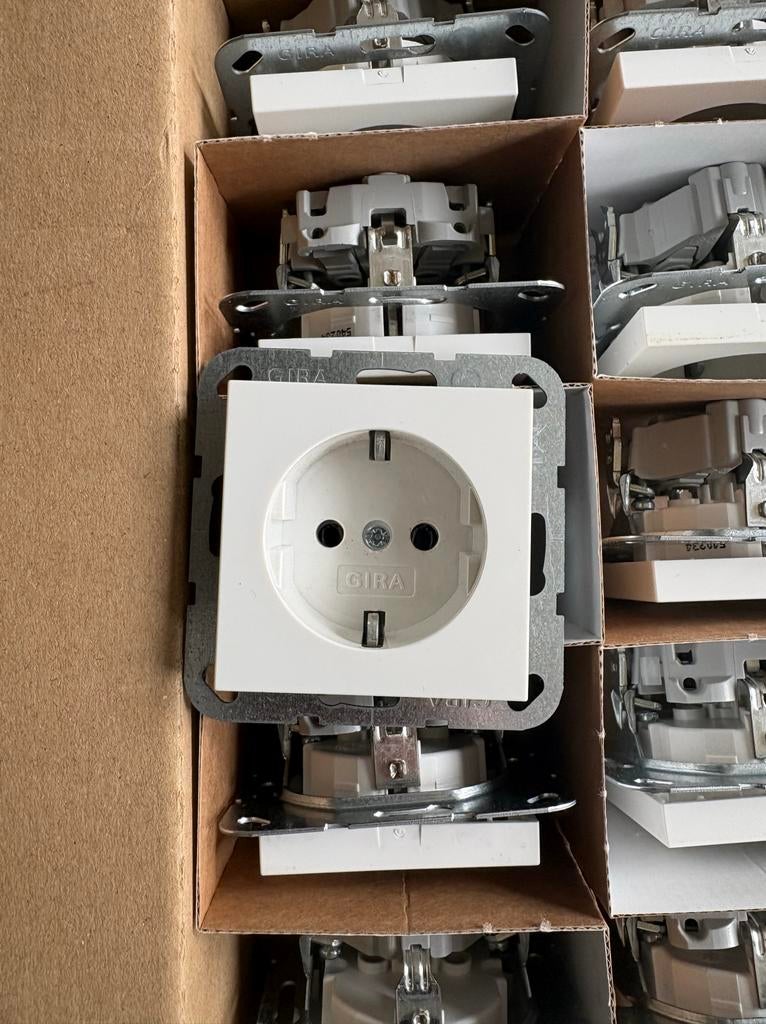 Gira WCD met randaarde, zuiver wit glans, Doe-het-zelf en Verbouw, Elektra en Kabels, Ophalen of Verzenden, Nieuw, Stopcontact