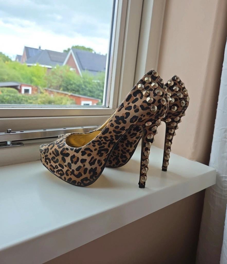 Nieuwe Panterprint High Heels met Studs maat 39, Ophalen of Verzenden, Nieuw, Bruin, Schoenen met hoge hakken