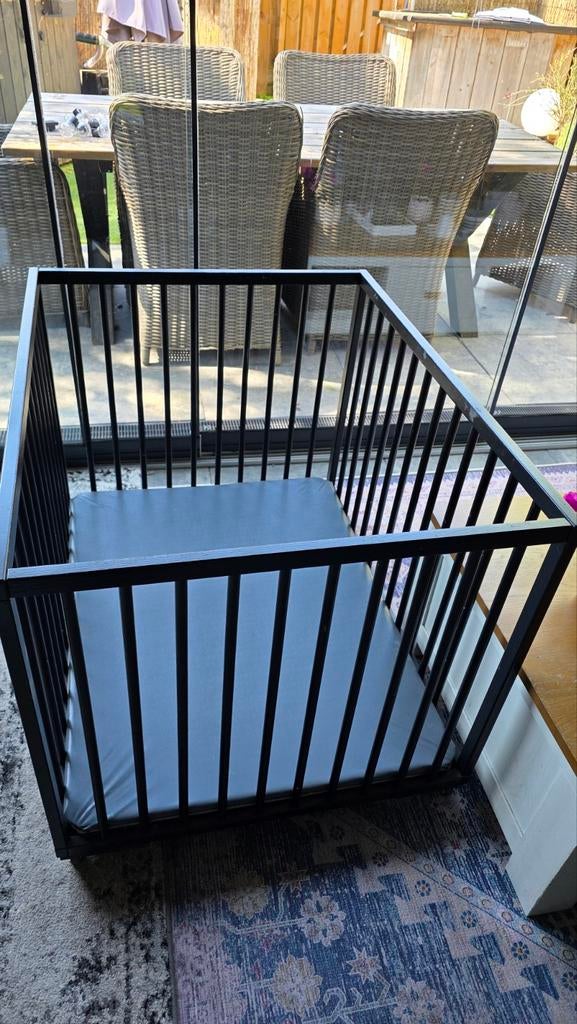 Zwarte box 72x96x77 met wieltjes en 2 hoogtes verstelbaar, Kinderen en Baby's, Boxen, Ophalen, Gebruikt, Rechthoekig, In hoogte verstelbaar