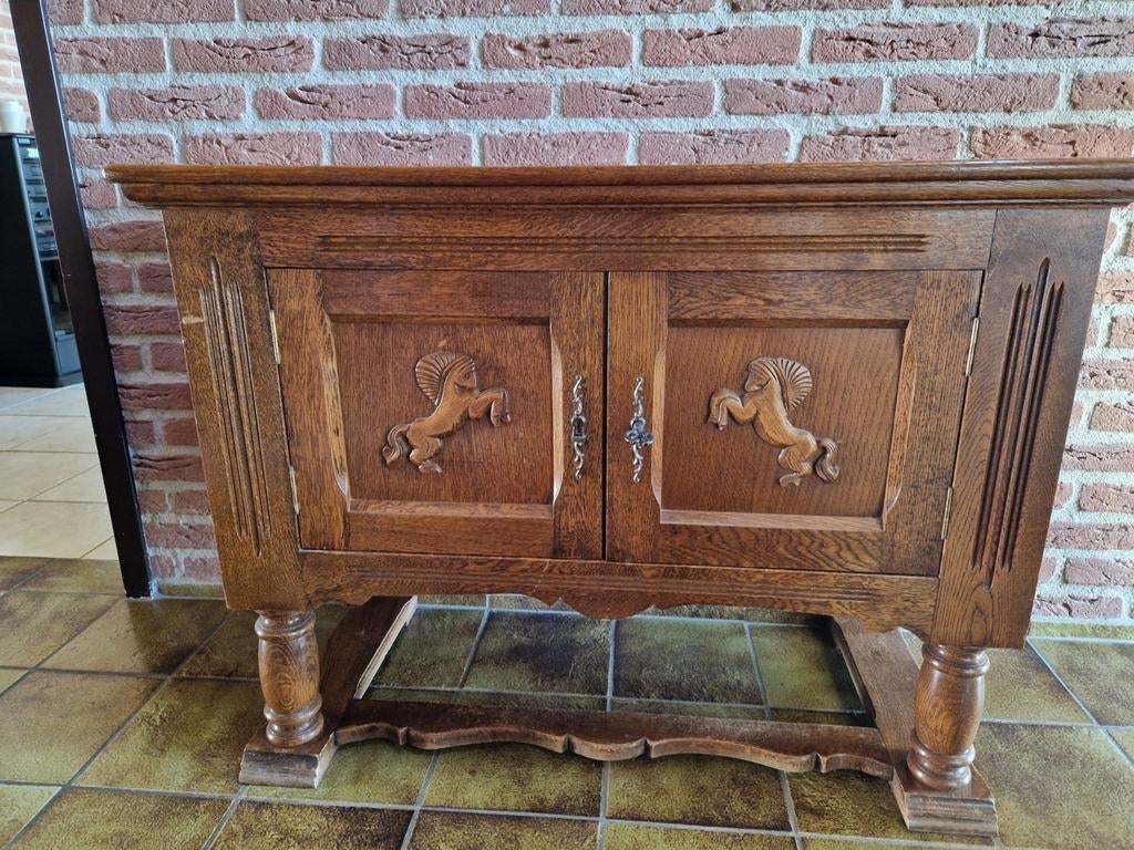 Vintage eiken kastje met paardenreliëf, Ophalen