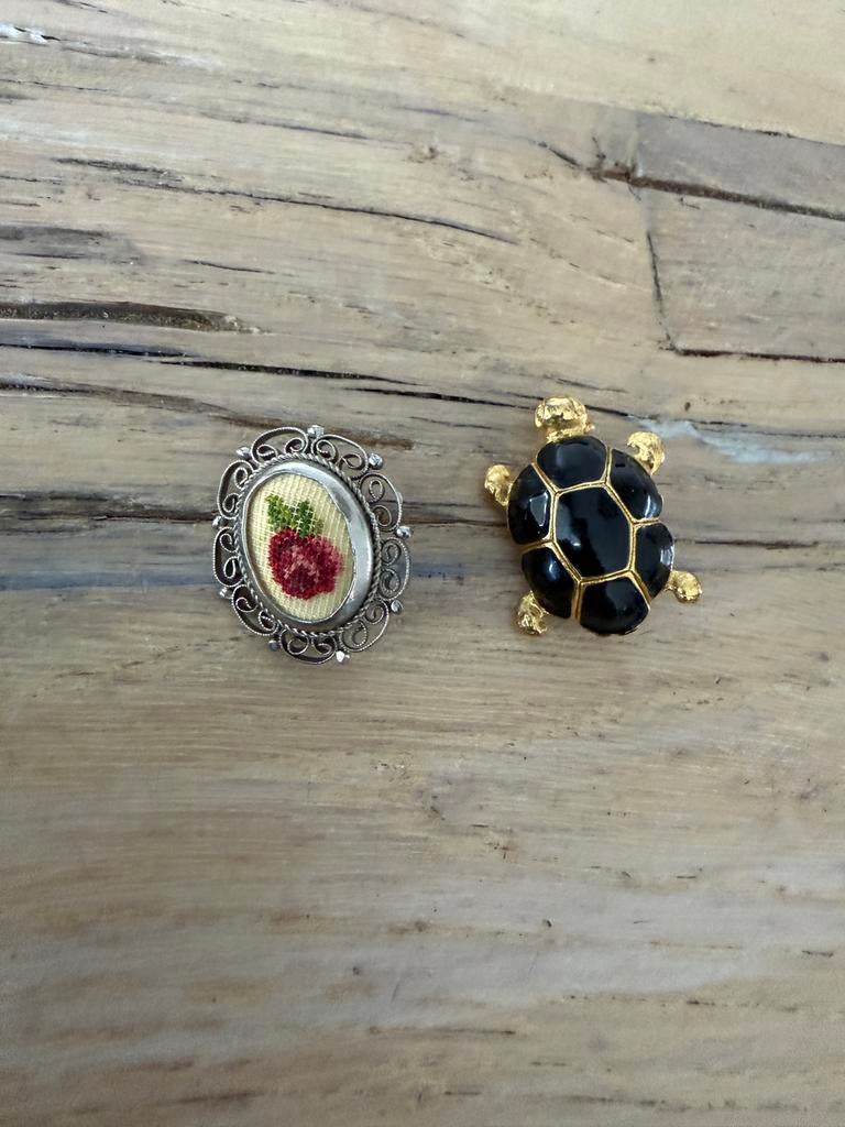 Antieke Broches: Schildpad, Bloem, Parel en Borduu, Gebruikt, Zwart, Minder dan 4 cm, Ophalen of Verzenden