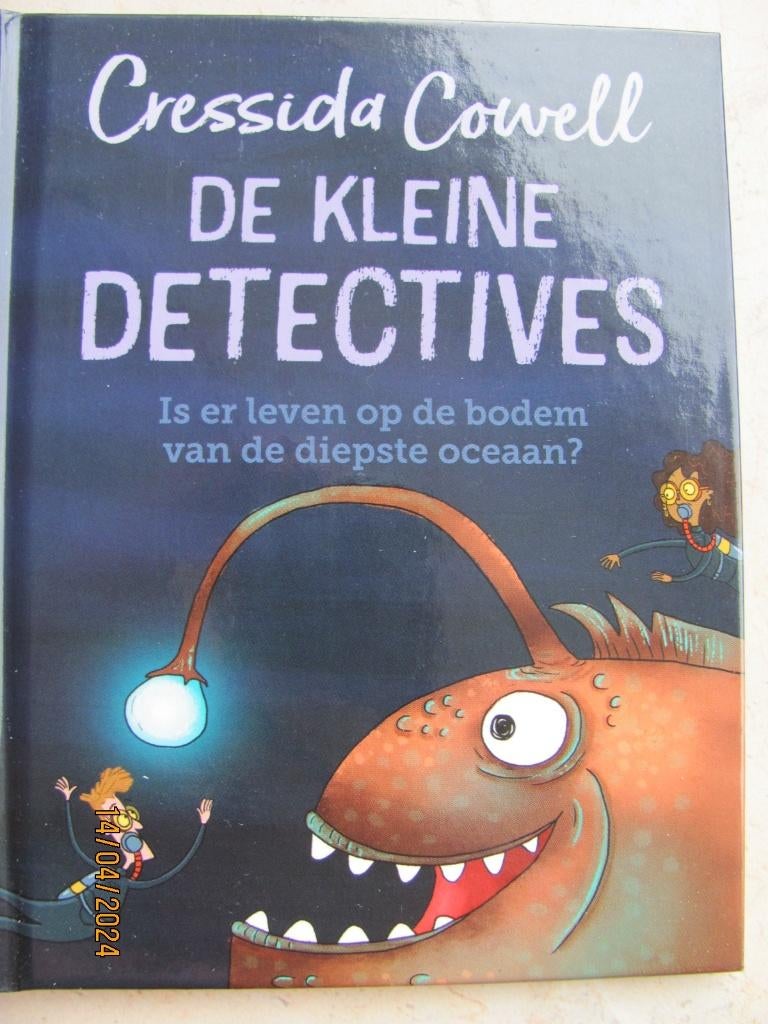 NIEUW Boek De KLEINE DETECTIVES Diepste Oceaan C COWELL 2021, Fictie algemeen, Nieuw, Ophalen of Verzenden, Cressida Cowell