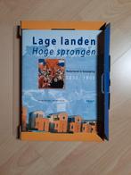 Lage landen Hoge sprongen: Nederland in beweging 1898-1998, Boeken, Ophalen of Verzenden, 20e eeuw of later, Zo goed als nieuw