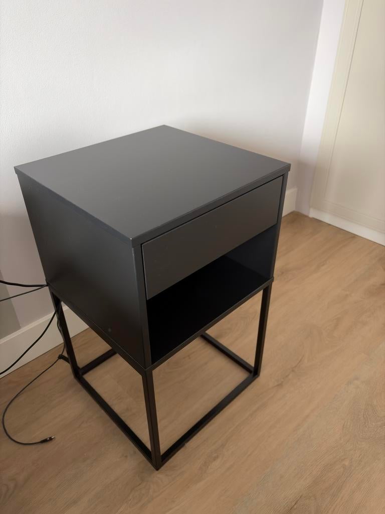 IKEA VIKHAMMER nachtkastje zwart 2x, Huis en Inrichting, Slaapkamer | Nachtkastjes, Ophalen, Zo goed als nieuw, Minder dan 45 cm