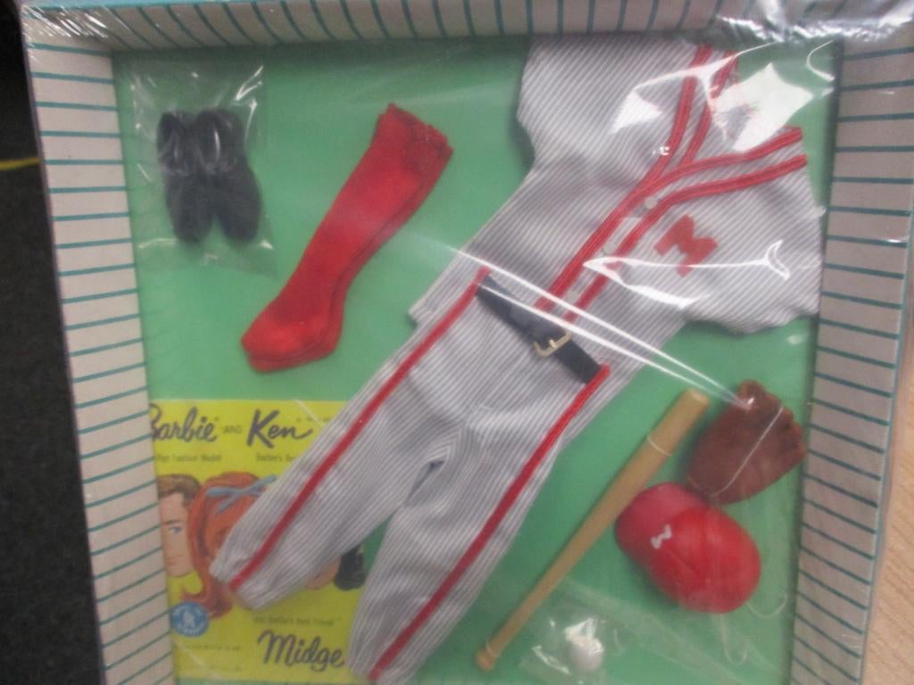 1961 VINTAGE BARBIE/KEN PLAY BALL  NRFP, Verzamelen, Poppen, Verzenden, Nieuw, Kleertjes