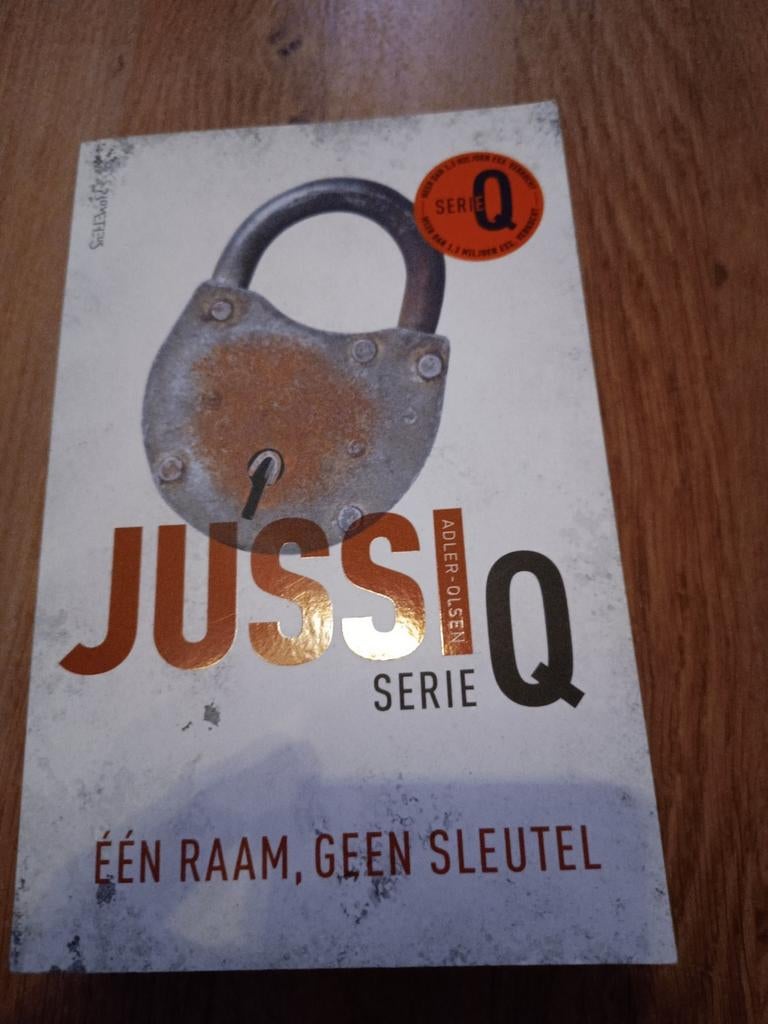 Jussi Adler-Olsen - Serie Q: Een raam, geen sleutel, Ophalen of Verzenden, Gelezen, Jussi Adler-Olsen
