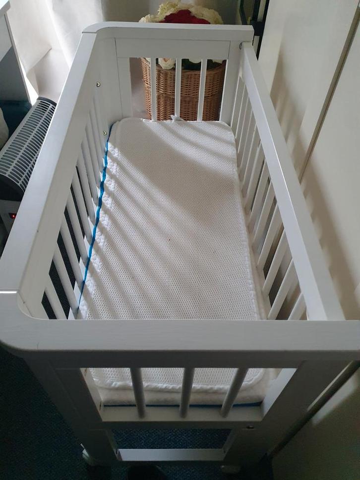 Wit wiegje met matrasje, Kinderen en Baby's, Babywiegjes en Ledikanten, Gebruikt, Wieg, Ophalen of Verzenden