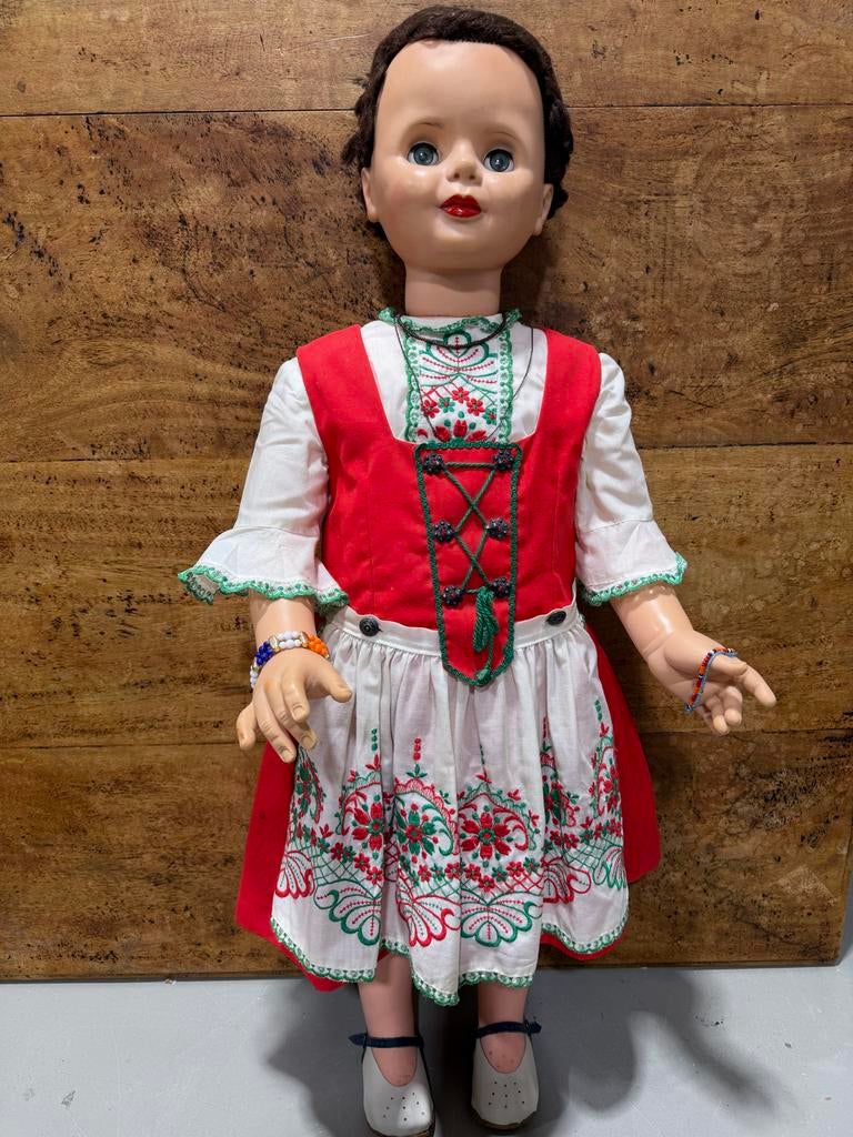 Vintage pop in traditionele klederdracht, Ophalen of Verzenden, Gebruikt, Pop