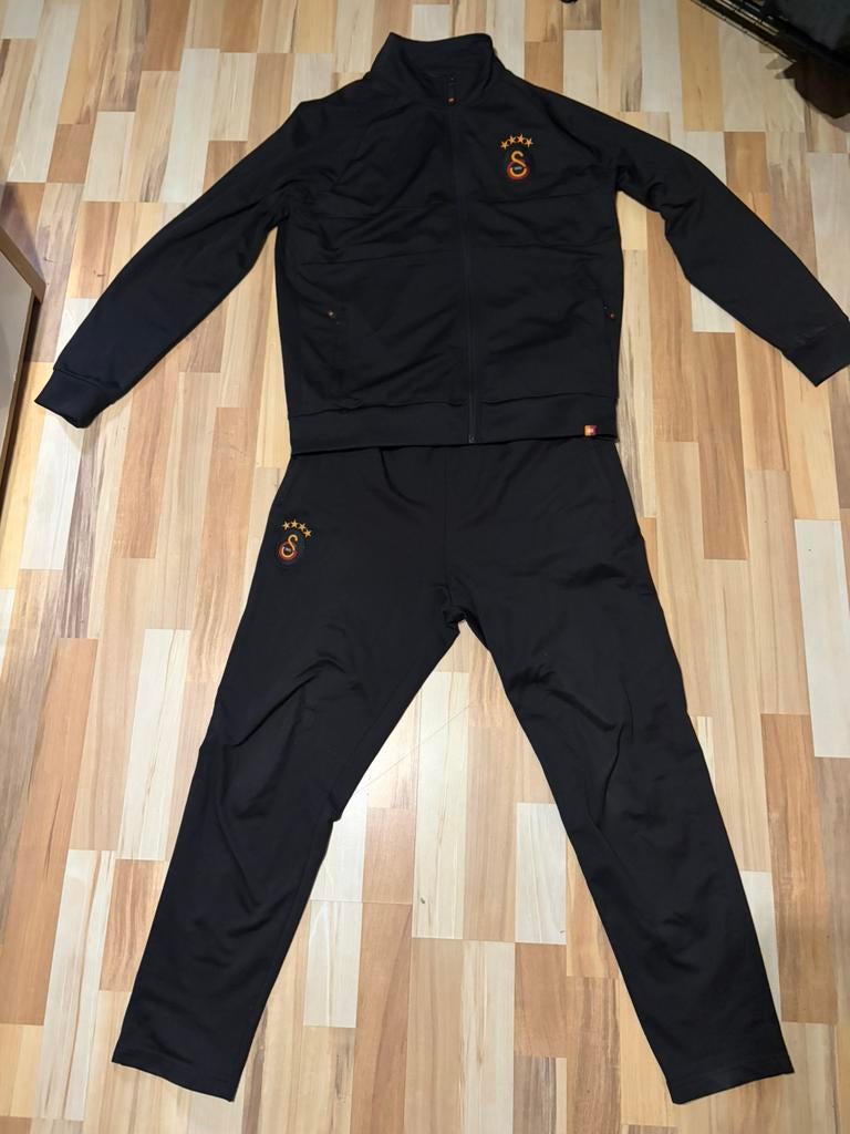 Galatasaray trainingspak, Ophalen of Verzenden, Zo goed als nieuw, Maat 52/54 (L), Voetbal