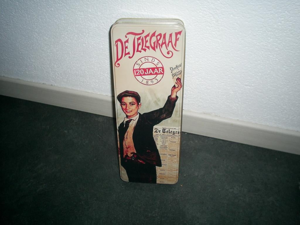 De telegraaf krant 120 jaar met blik, Verzamelen, Ophalen of Verzenden, 1940 tot 1960, Krant