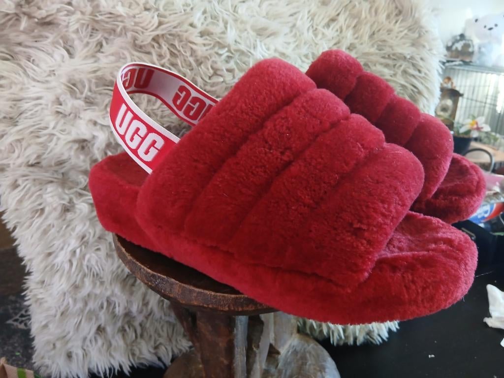 Uggs Fluff Yeah Slide - Rode pantoffels, Kleding | Dames, Schoenen, Ophalen of Verzenden, Zo goed als nieuw, Pantoffels of Sloffen