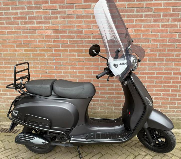 Scooter Capri Mat Zwart - Lage Kilometerstand, Fietsen en Brommers, Scooters | Overige merken, Zo goed als nieuw, Maximaal 45 km/u