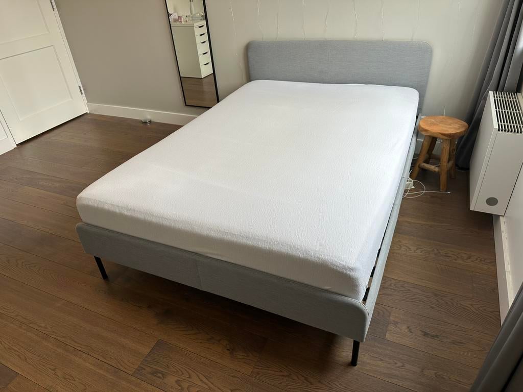 Lichtgrijs Slattum bed 140x200 met moltons en hoeslakens, Huis en Inrichting, Slaapkamer | Bedden, Ophalen, Tweepersoons, 140 cm