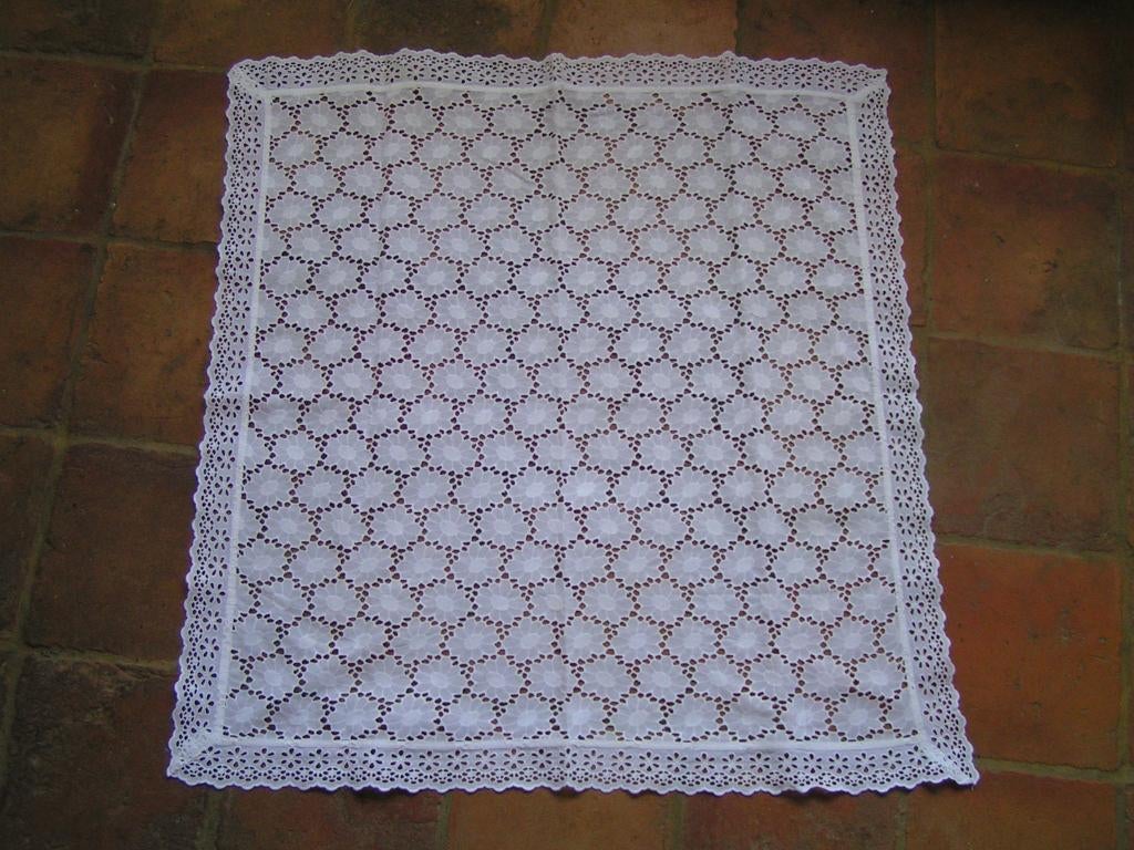 tafelkleed van broderie nr UU 1275, Verzenden, Zo goed als nieuw, Vierkant, Binnen