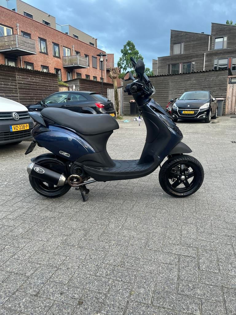 Nette Piaggio zip 80cc 4t, Fietsen en Brommers, Scooters | Piaggio, Zo goed als nieuw, Zip, Benzine, Ophalen