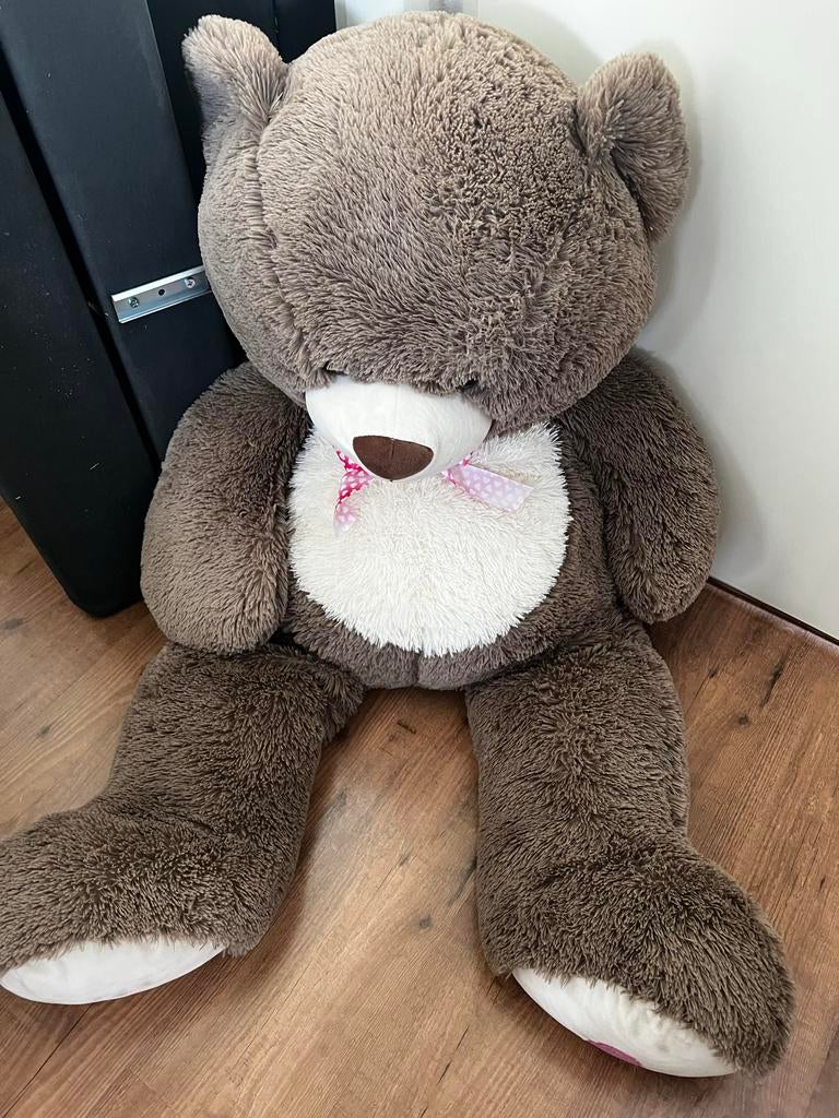 Grote knuffelbeer - Bruin met roze strik, Ophalen, Beer, Zo goed als nieuw, Met kleding of accessoire