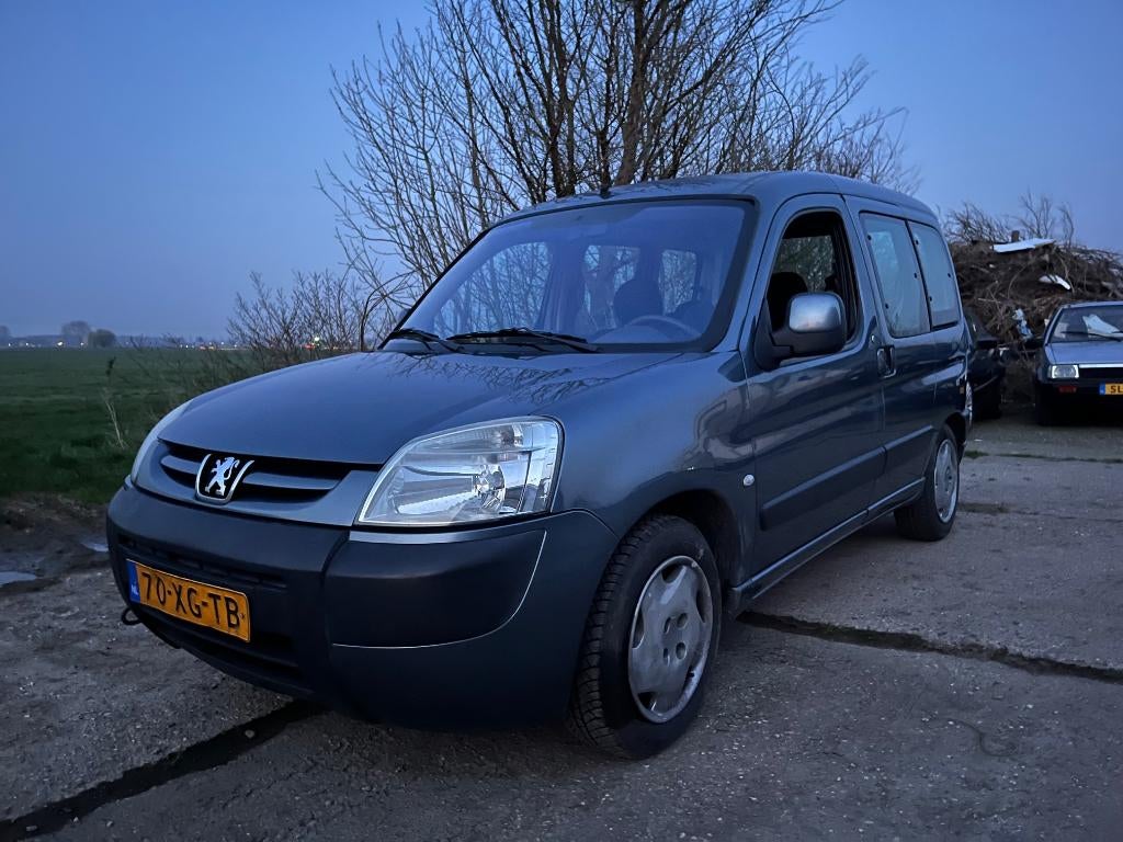 Peugeot Partner Combi LPG G3 APK 4-2027 airco/cruise control, Stof, Zwart, Origineel Nederlands, Te koop