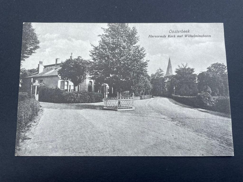ansichtkaart van Oosterbeek ; Hervormde kerk, Wilhelminaboom, Ophalen of Verzenden, 1920 tot 1940, Gelderland