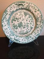 Een zeer grote Portugees aardewerk schotel., Antiek en Kunst, Ophalen