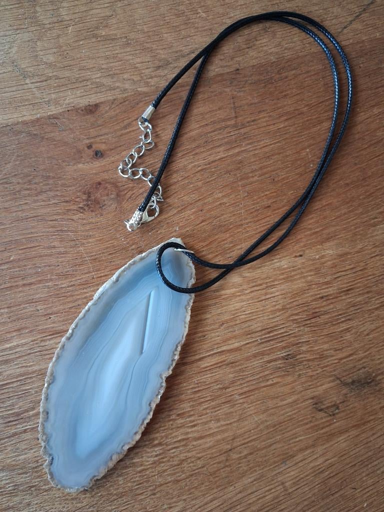 Halsketting met blauwe agaat hanger, Sieraden, Tassen en Uiterlijk, Kettingen, Zo goed als nieuw, Steen of Mineraal, Blauw, Met edelsteen