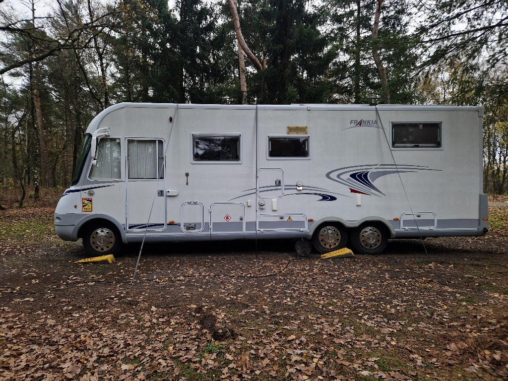 Luxe & zeer ruime Frankia 830 QD–Ideaal voor lang verblijf, Caravans en Kamperen, Campers, Integraal, Chemisch toilet, Ringverwarming