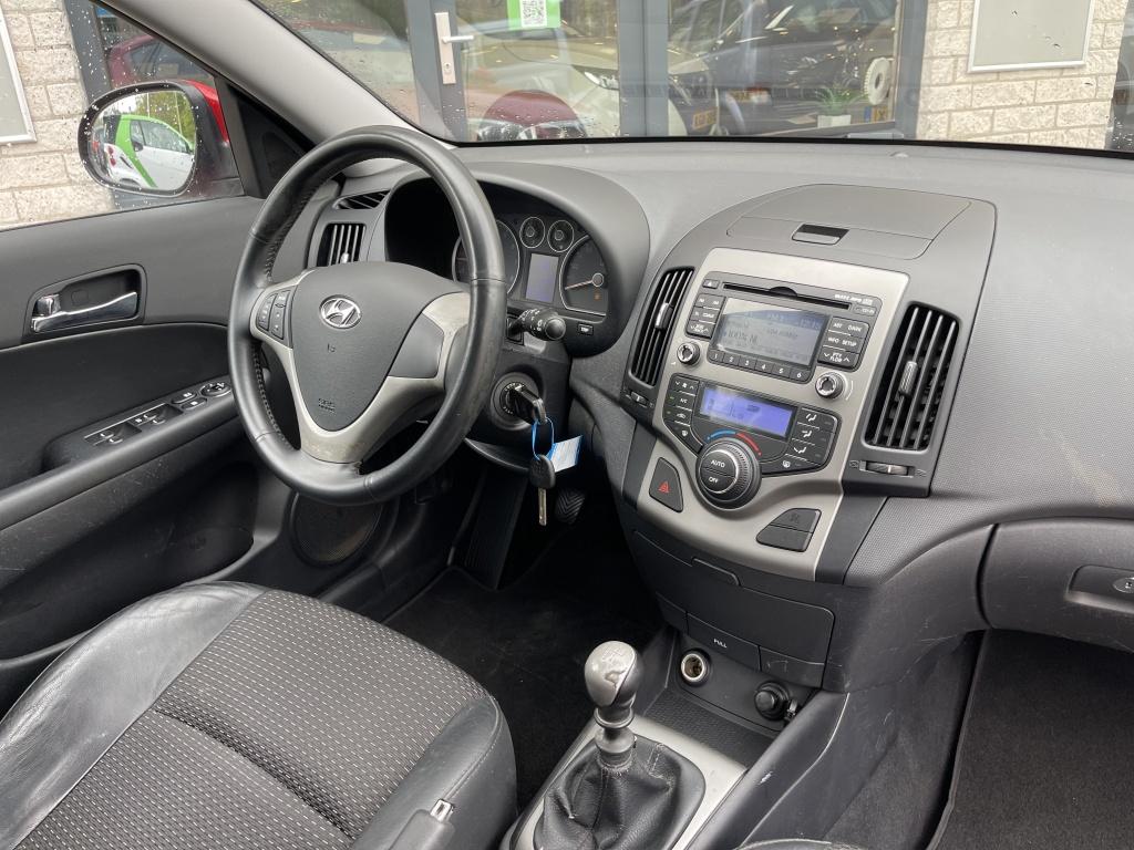Hyundai i30 1.6i Style 5Drs Airco Trekhaak Half leer, Auto's, Gebruikt, 1591 cc, 4 cilinders, Origineel Nederlands