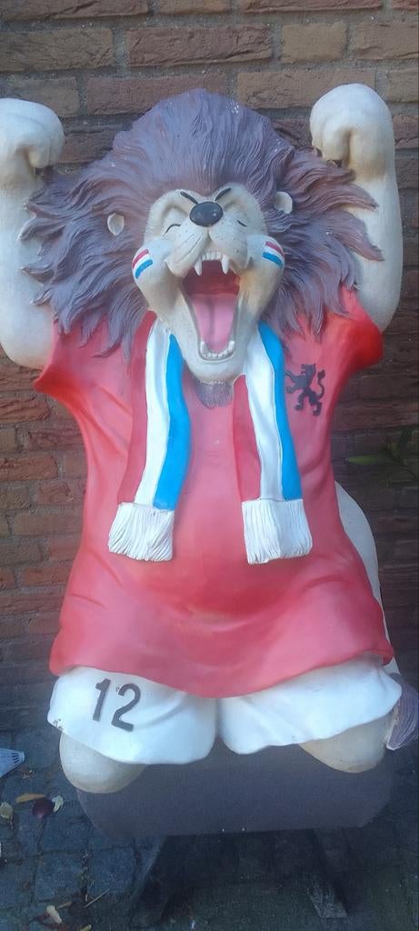 Oranje Leeuw Voetbal Fan Beeld - Beton, Ophalen, Gebruikt, Beton, Dierenbeeld