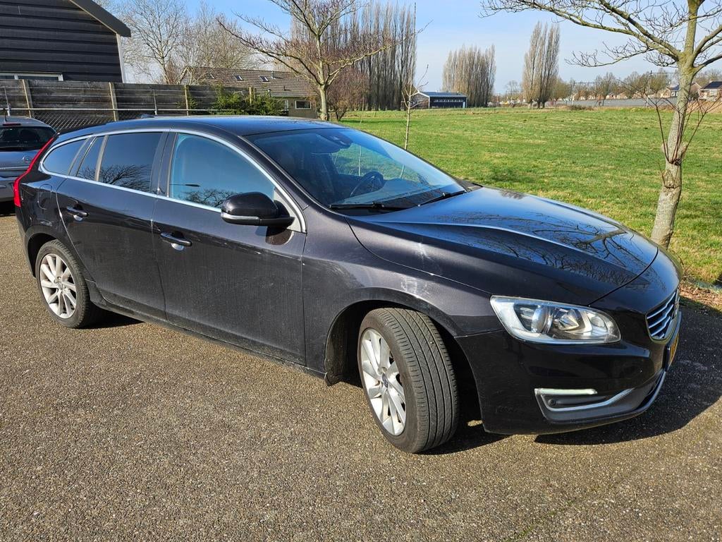 Volvo V60 T3 150pk Automaat 2015,Ocean Race,Zwart,147.000km, 4 cilinders, Zwart, Particulier, 1600 kg