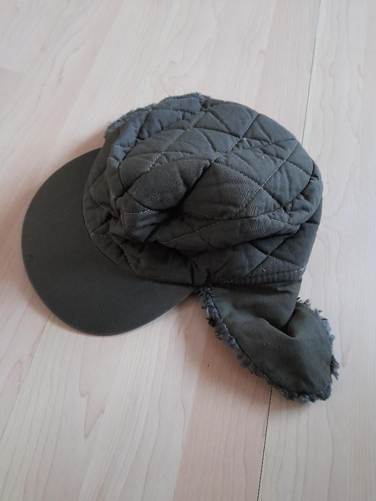 LEGERGROENE PET / MUTS MET OORKLEPPEN MET BONT MAAT 57 CM, Ophalen of Verzenden, Zo goed als nieuw