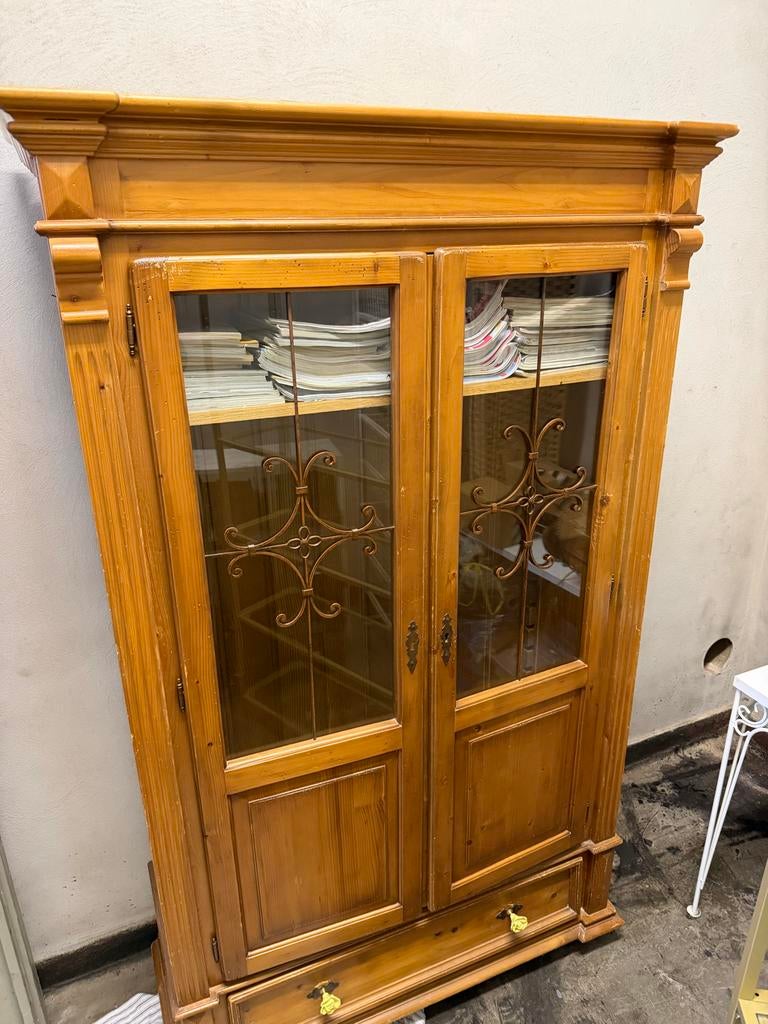 Vintage grenen vitrinekast met glazen deuren en lade, Huis en Inrichting, Kasten | Vitrinekasten, Gebruikt, 150 tot 200 cm, 50 tot 100 cm