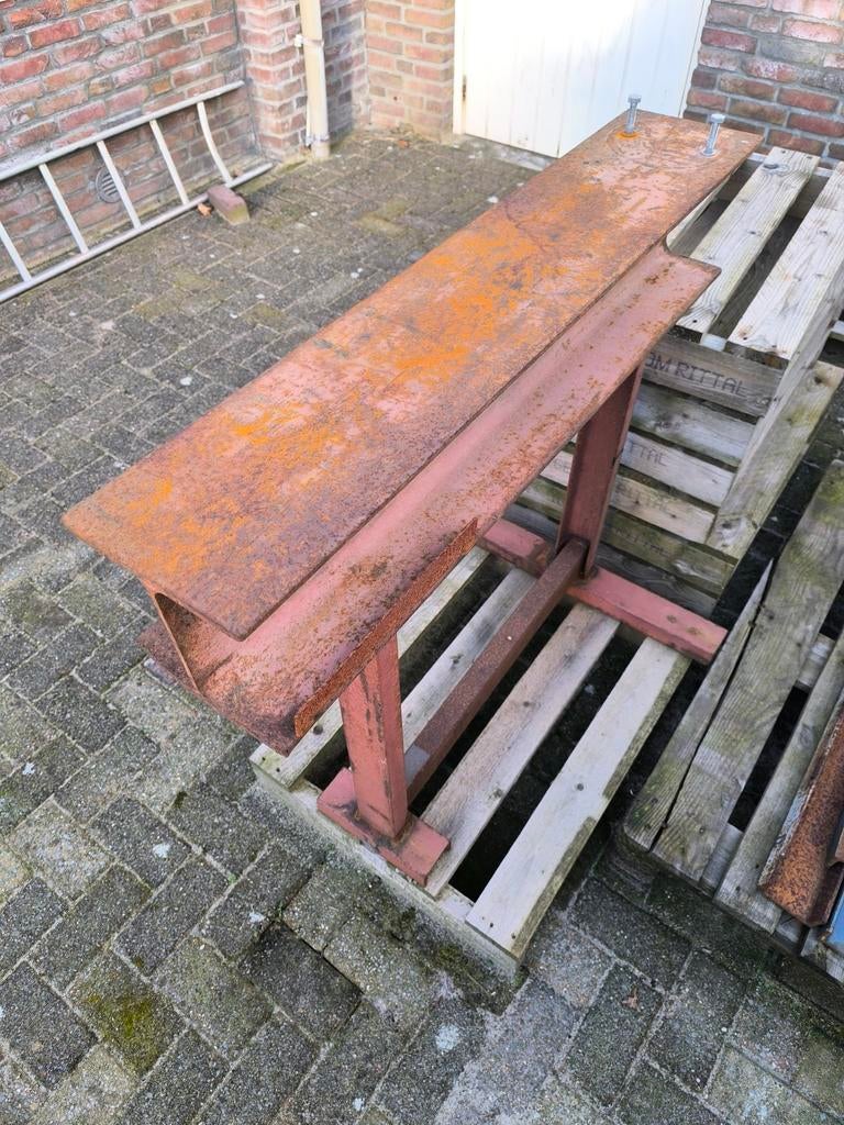 Robuuste stalen werkbank / schraag / bok met aambeeld, Ophalen, Gebruikt, 120 tot 170 cm, Bankschroef