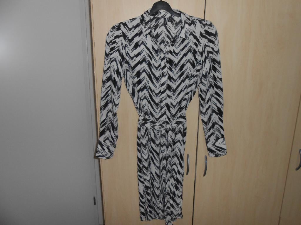 Nieuwe zwart/beige doorknoop jurk maat S Vero Moda, Kleding | Dames, Jurken, Vero Moda, Zwart, Nieuw, Ophalen of Verzenden