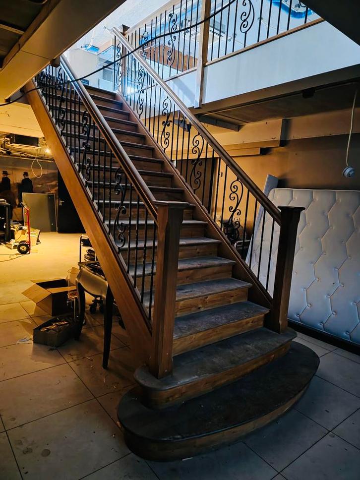 Luxe massief eiken horeca trap met smeedijzeren balustrade, Doe-het-zelf en Verbouw, Ladders en Trappen, Gebruikt, Trap, 2 tot 4 meter