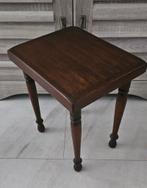 bijzettafeltje hout klein met werkje in de pootjes vintage, Minder dan 55 cm, Zo goed als nieuw, Houten vintage rechthoekig klein bijzettafeltje leuk netjes