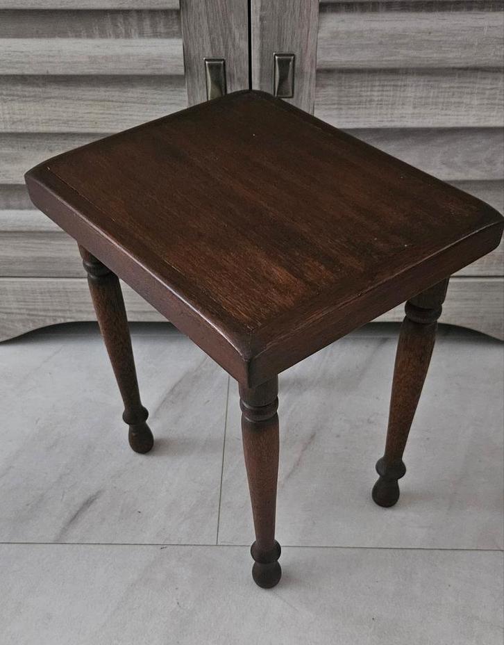 bijzettafeltje hout klein met werkje in de pootjes vintage, Huis en Inrichting, Tafels | Bijzettafels, Zo goed als nieuw, Rechthoekig