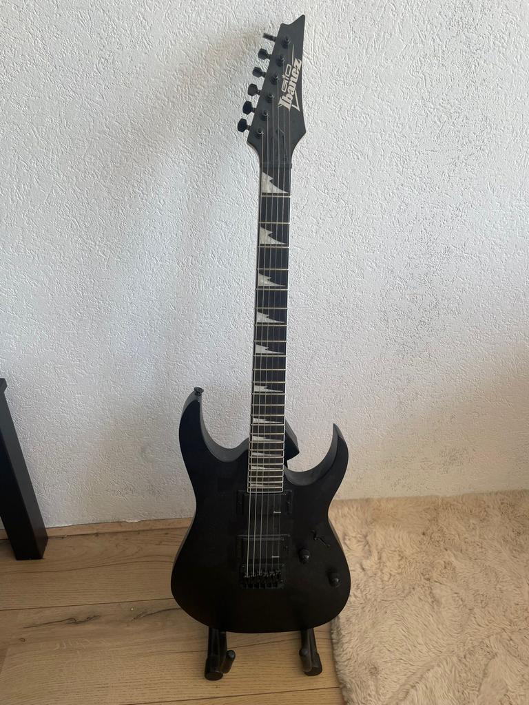 Ibanez GIO Elektrische Gitaar met Marshall Versterker, Muziek en Instrumenten, Snaarinstrumenten | Gitaren | Elektrisch, Ophalen