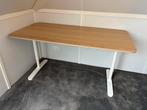 Bureau met houten blad en wit onderstel IKEA Bekant, Huis en Inrichting, Bureaus, Ophalen, In hoogte verstelbaar, Zo goed als nieuw