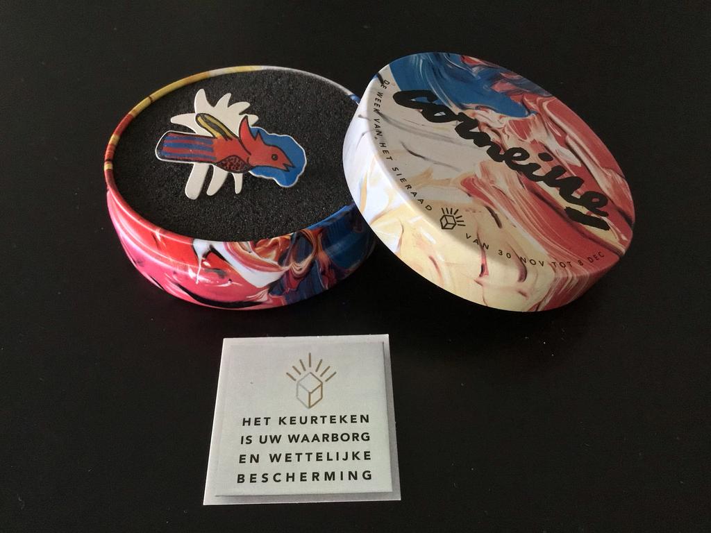 Corneille blikje met gesigneerde zilveren broche, Ophalen of Verzenden, Zo goed als nieuw, 4 tot 7 cm, Zilver