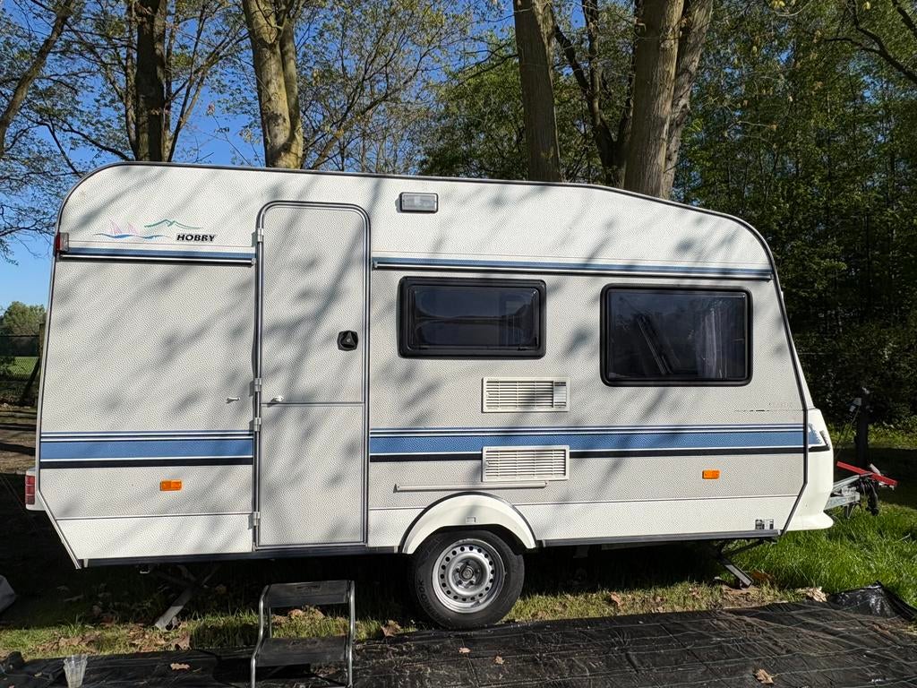 Hobby Caravan 400 – 4-persoons met voortent, Caravans en Kamperen, Caravans, Particulier, tot en met 4, Treinzit, Hobby, Ophalen