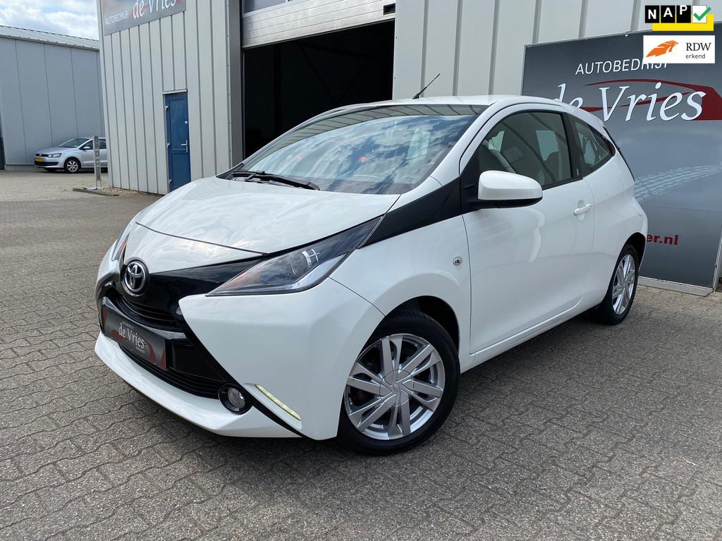 Toyota Aygo 1.0 VVT-i x-play Airco / Camera / Stoelverw / El, Auto's, Toyota, Voorwielaandrijving, Gebruikt, 4 stoelen, Wit