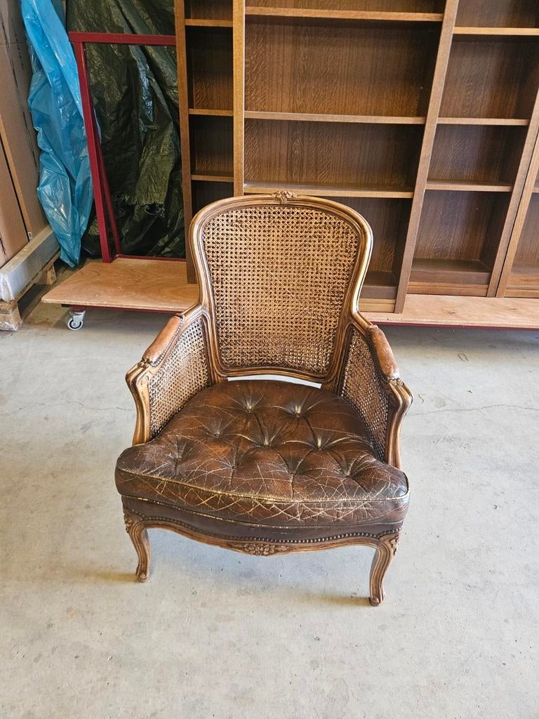 Antieke fauteuil met rotan en leer, Ophalen