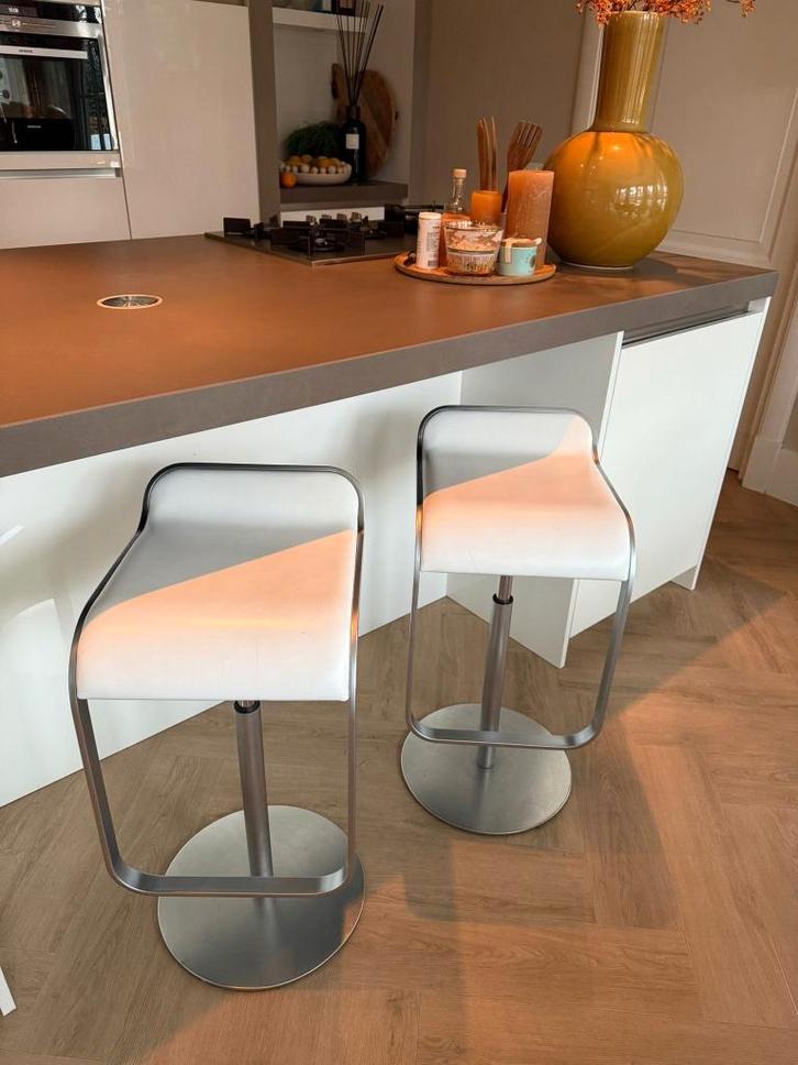 Twee design barkrukken (Lapalma Lem), Huis en Inrichting, Barkrukken, Zo goed als nieuw, 60 tot 90 cm, Leer, Metaal, 2 krukken