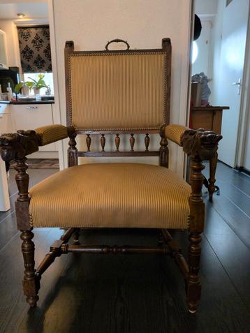 Antieke Mechelse Leeuwenkop Stoel beschikbaar voor biedingen