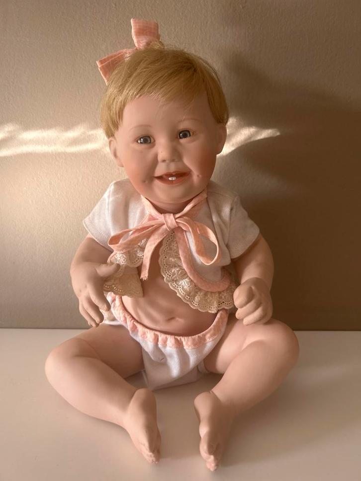 1993, “Cute as a Button” 12” porseleinen meisjesbabypop, Verzamelen, Poppen, Zo goed als nieuw, Babypop, Levensecht of Reborn