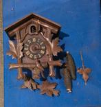 Antieke koekoeksklok opknapper, Ophalen