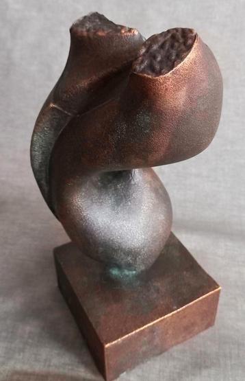 Abstracte zware massief brons vrouwelijke torso sculptuur  beschikbaar voor biedingen