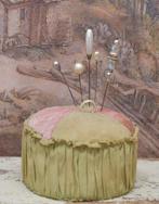 SALE.!! Opruiming Oud Speldenkussen. "Uit Aletta's Tijd", Ophalen of Verzenden